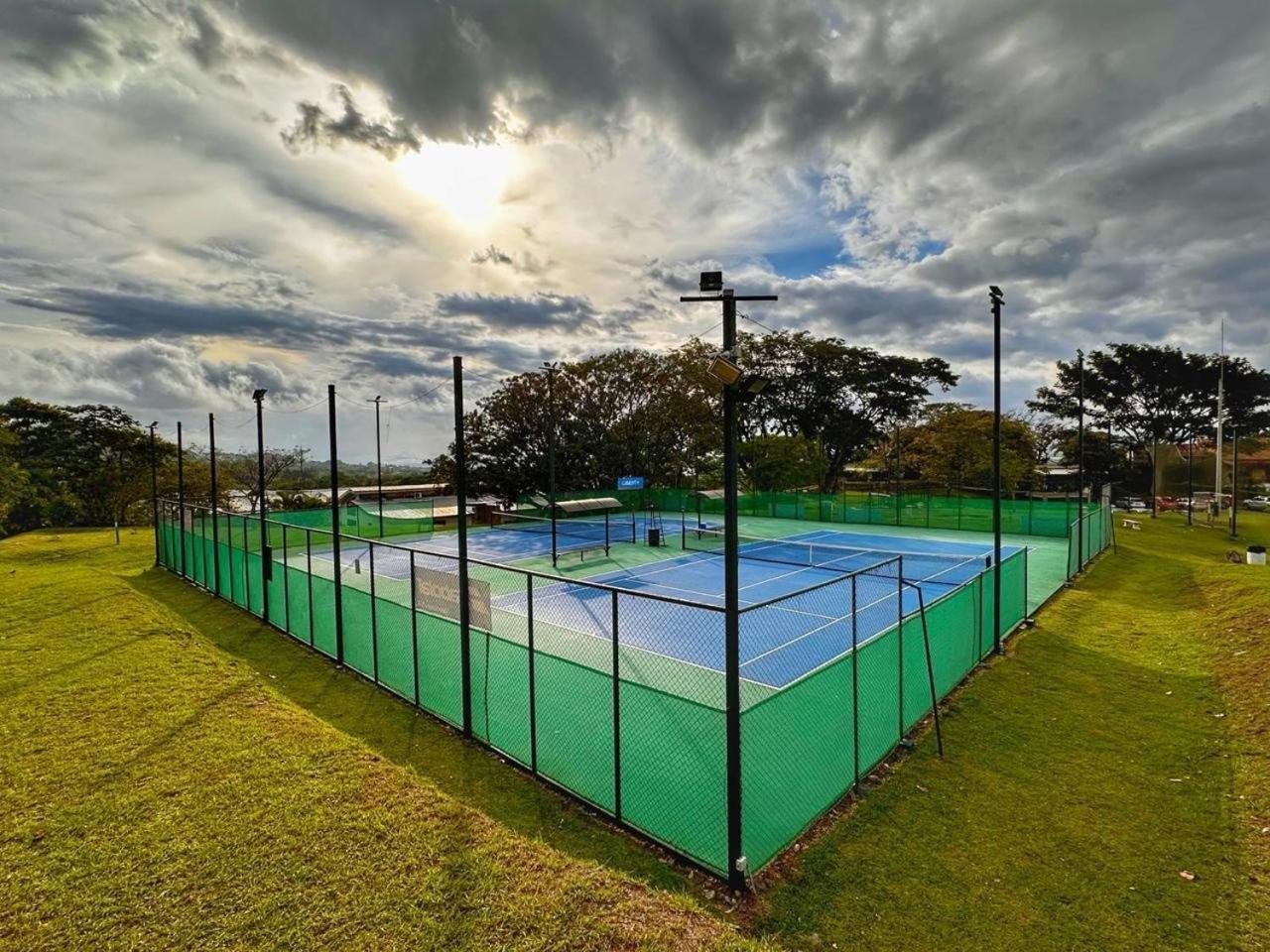 Cr Mariposa Rentals Comfortable Penthouse, Ac, Pool, Gym, Tennis Santa Ana  Buitenkant foto